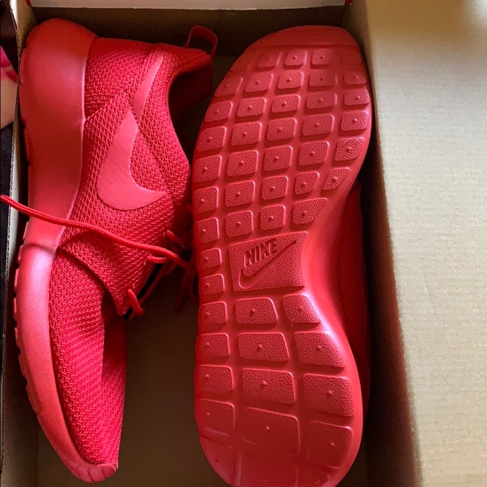 Triple Red Nike Roche